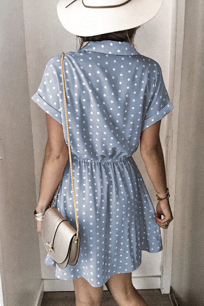 Mini-robe à manches courtes et col chemise à pois 