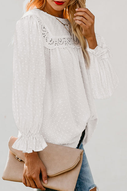 Blusa con mangas con volantes y lunares suizos