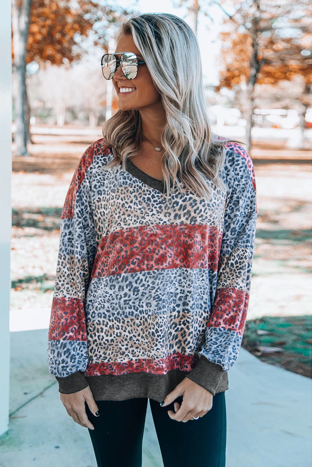 Top de bloque de color de leopardo con cuello en V y manga con hombros caídos