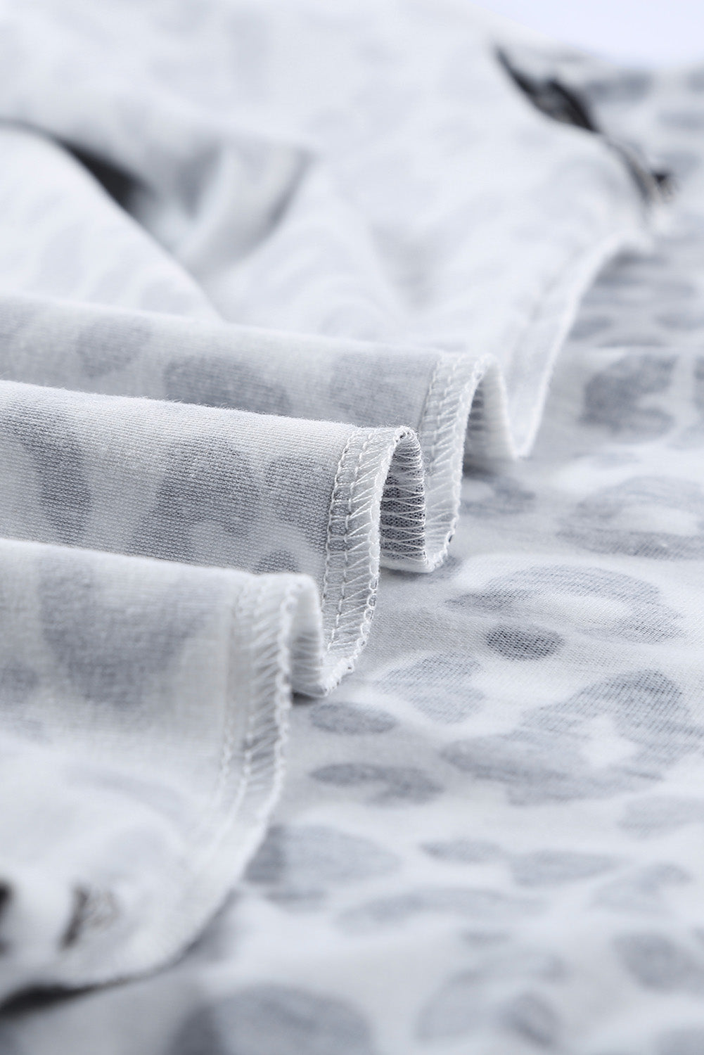 Camiseta con estampado de camuflaje y cuello redondo con bolsillo