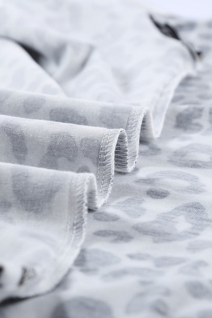 Camiseta con estampado de camuflaje y cuello redondo con bolsillo