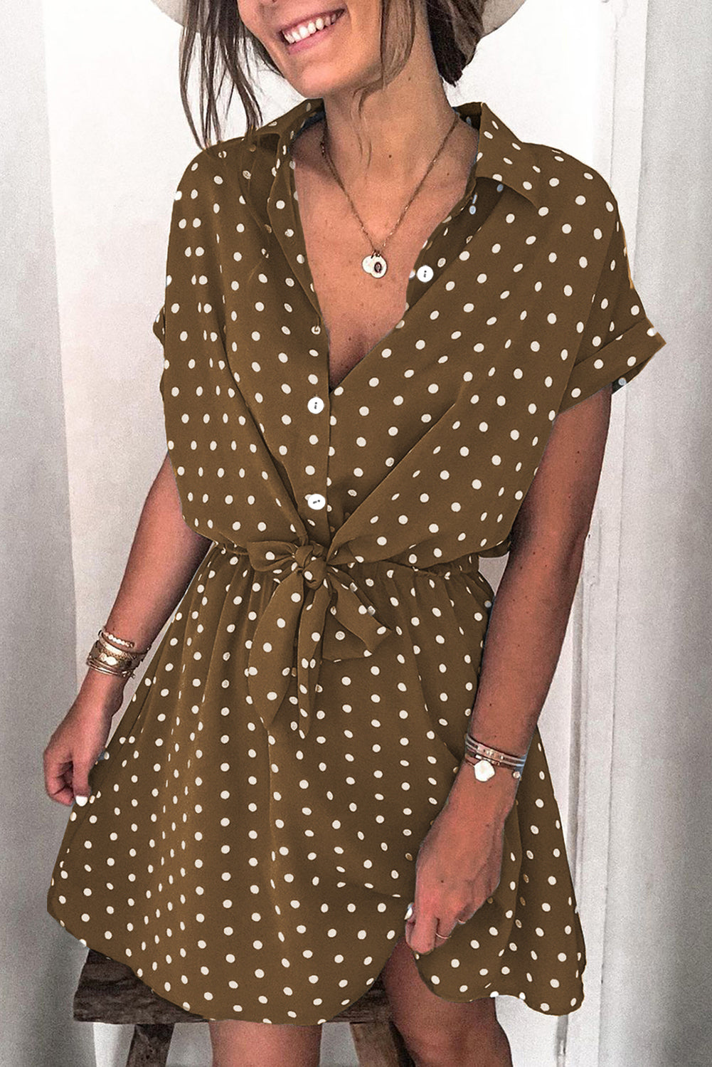 Mini-robe à manches courtes et col chemise à pois 