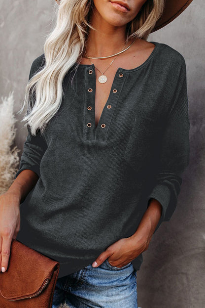 Haut à œillets délavé et col en V 