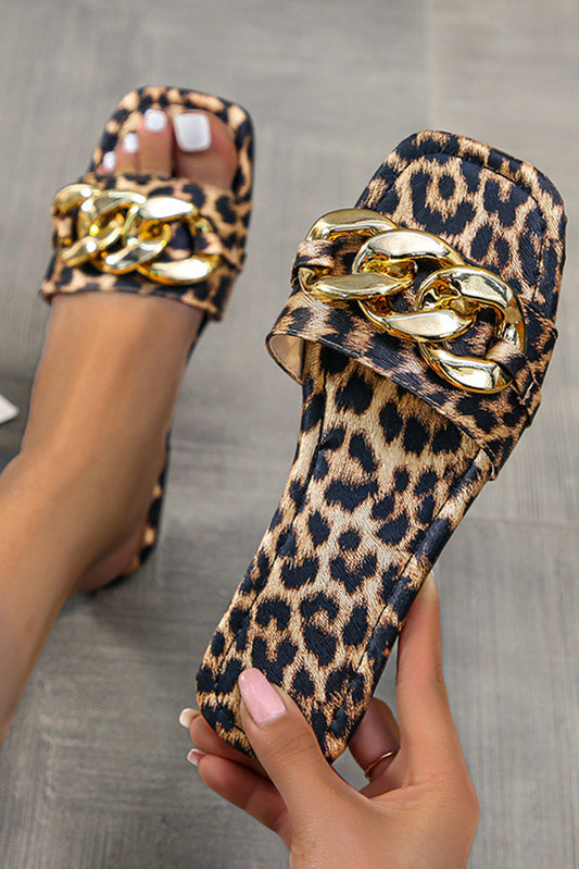 Sandalias con tiras de leopardo con decoración de cadenas