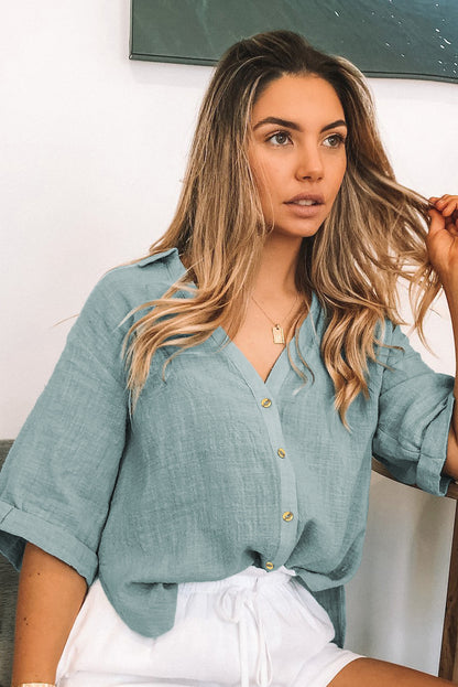 Camisa holgada de manga corta con botones y cuello en V 