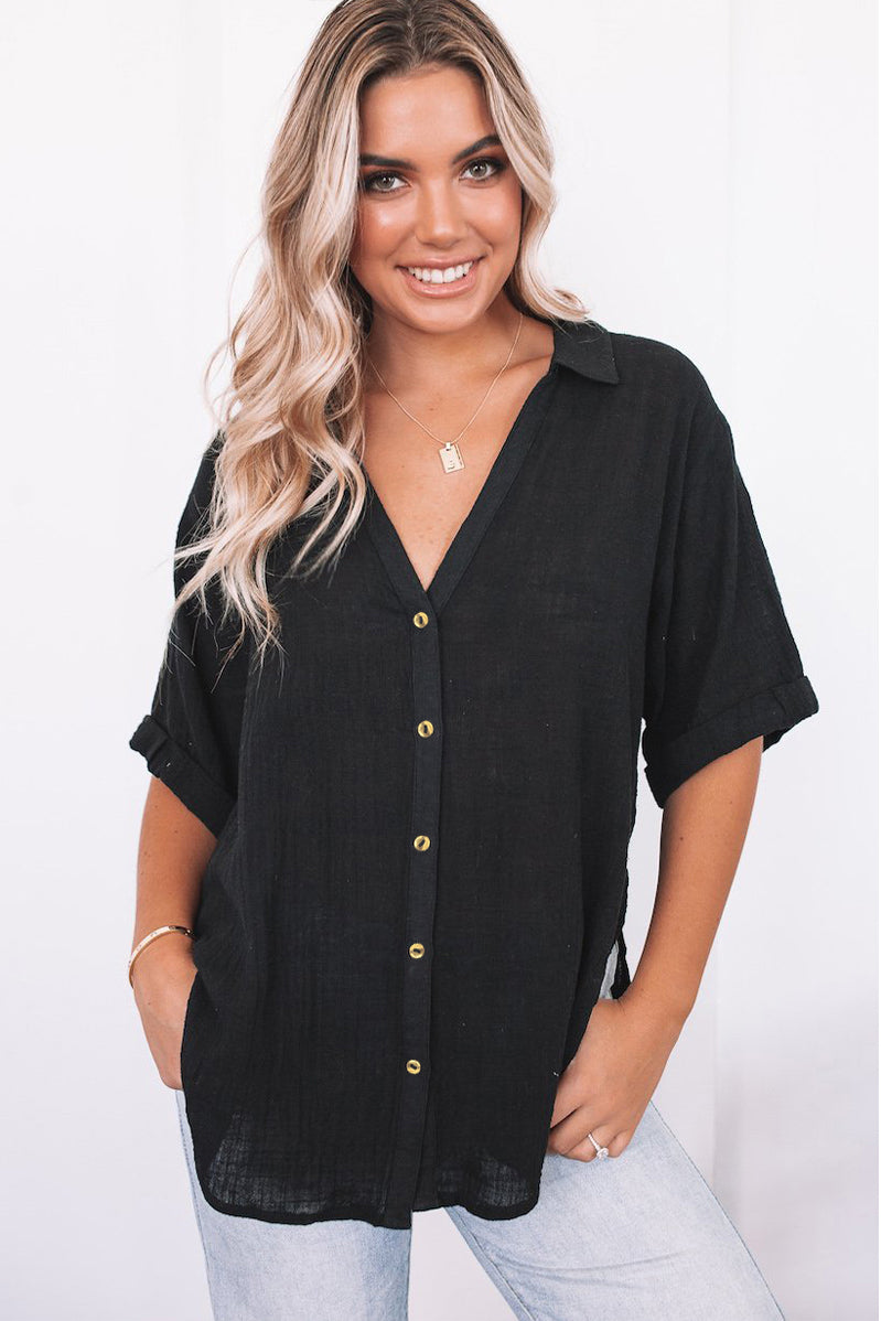 Camisa holgada de manga corta con botones y cuello en V 