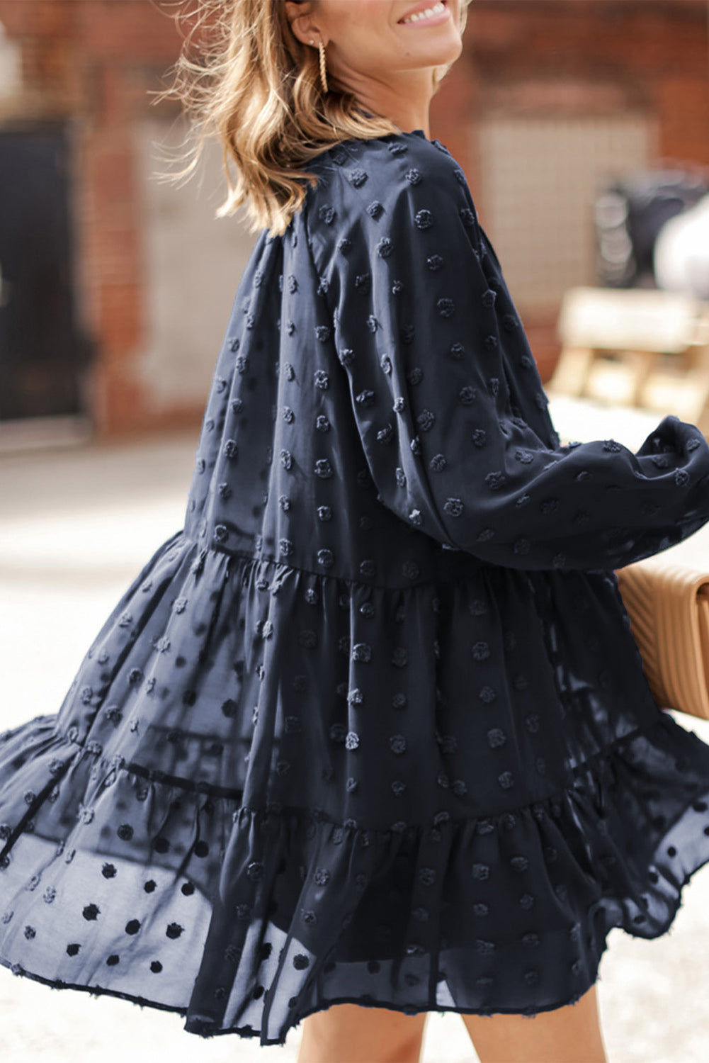 Mini-robe bleu foncé à manches longues bouffantes en maille à pois suisses