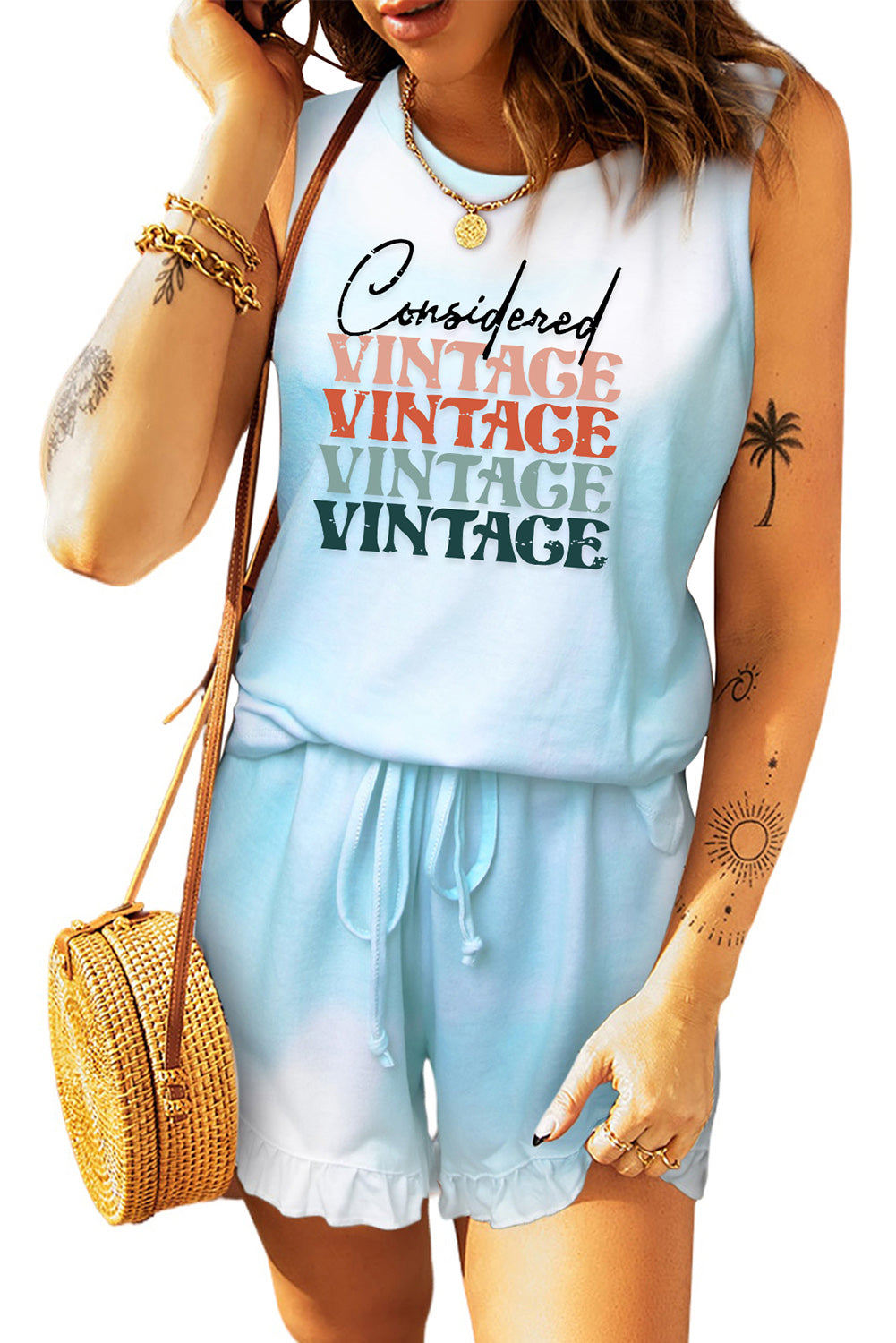 Débardeur bleu clair et short à volants 