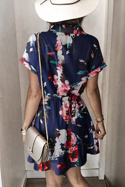 Mini-robe à manches courtes et col chemise à pois 