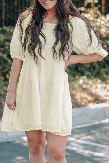 Mini-robe babydoll à col carré et manches bouffantes