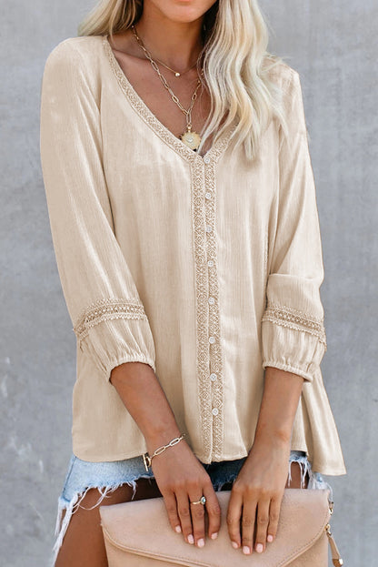 Chemise unie à col en V et boutons décoratifs en dentelle