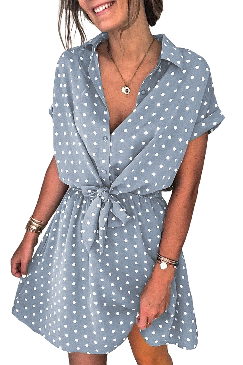 Mini-robe à manches courtes et col chemise à pois 