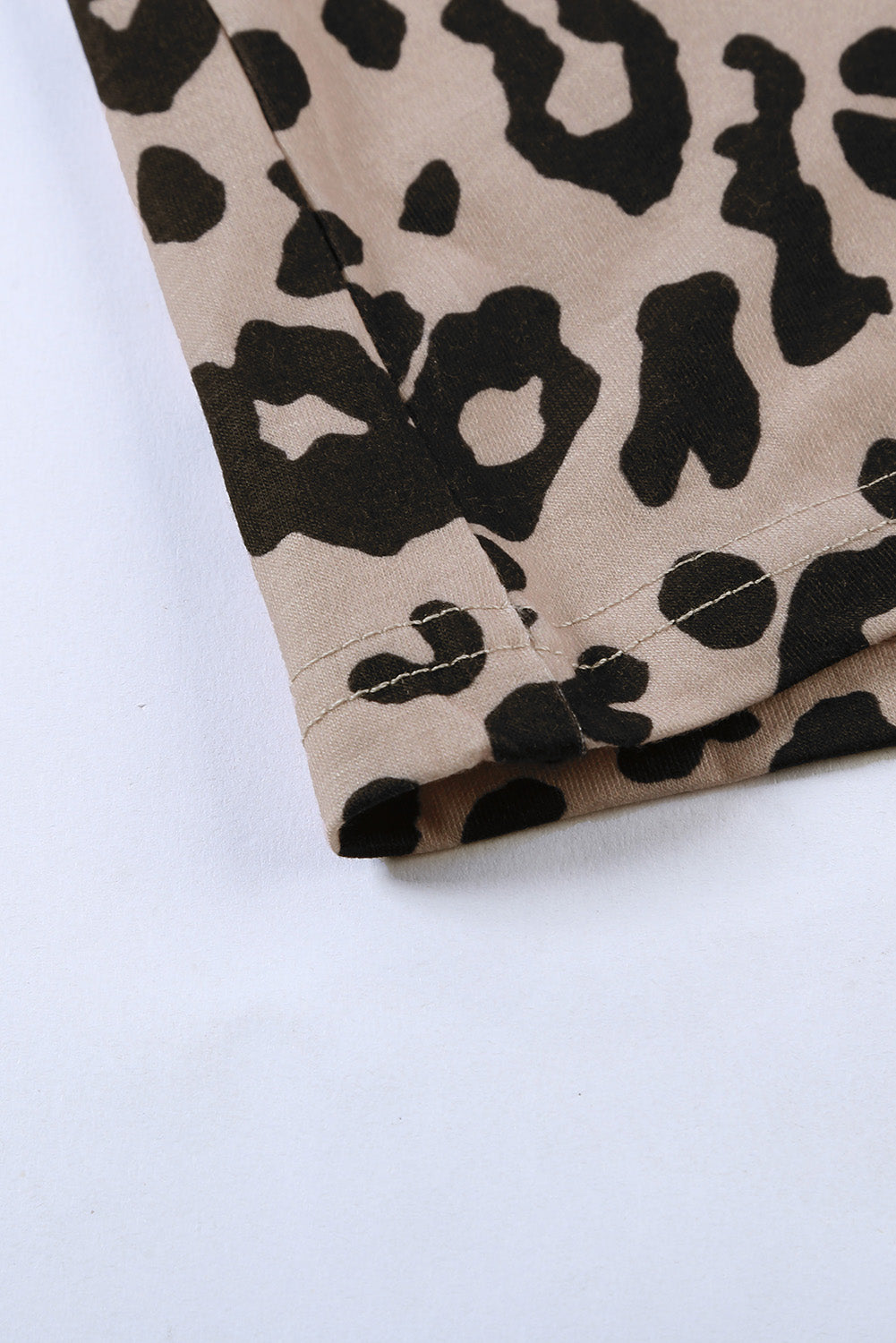 Camiseta con estampado de camuflaje y cuello redondo con bolsillo