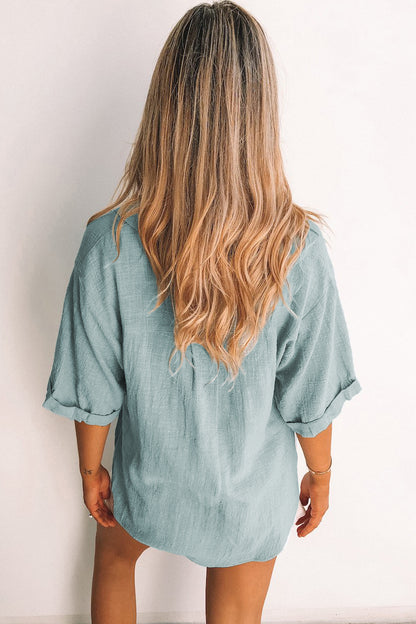 Camisa holgada de manga corta con botones y cuello en V 