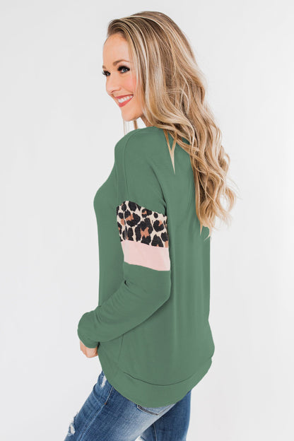 Blusa con bolsillo de rayas de leopardo de manga larga en color menta