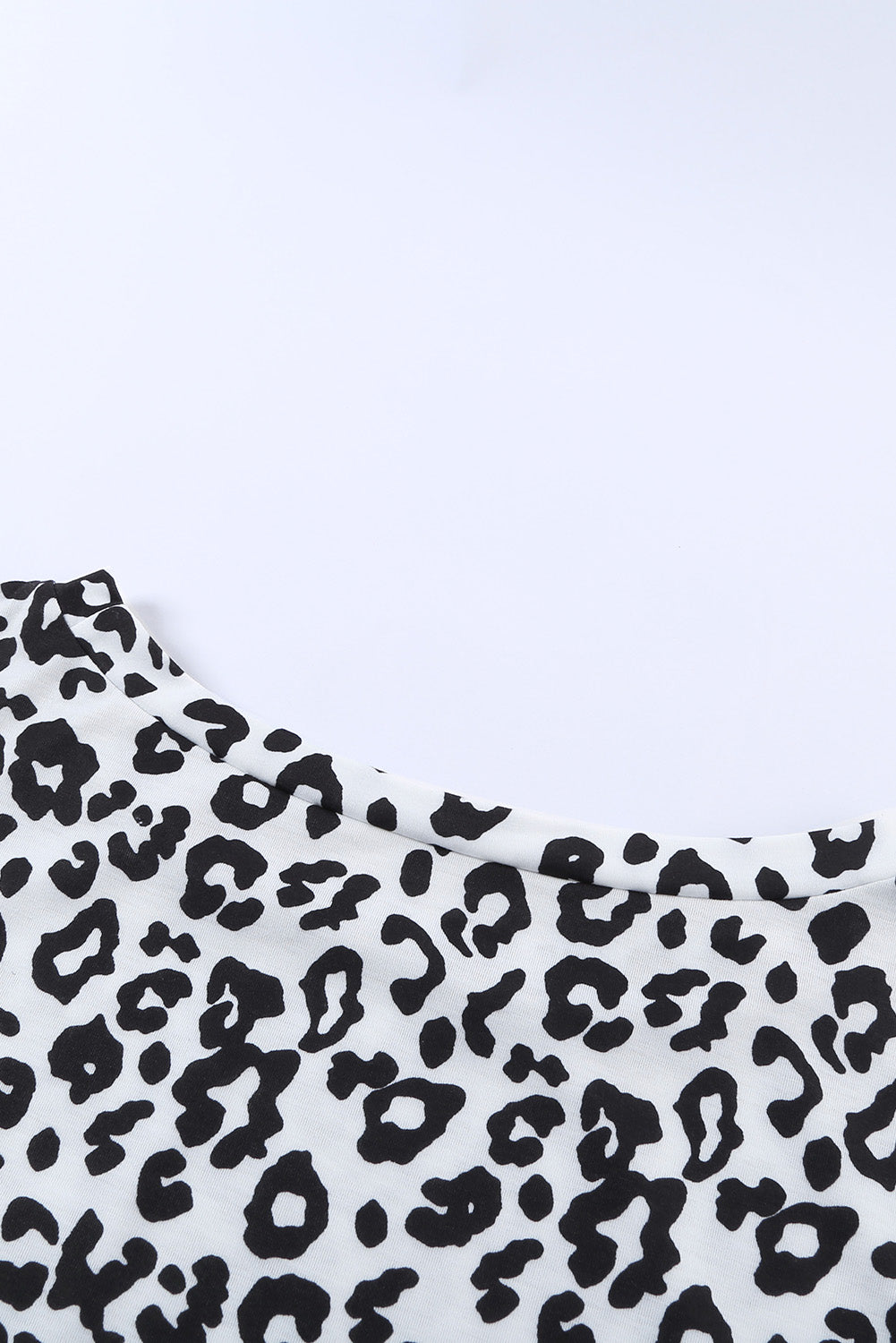 Camiseta con estampado de camuflaje y cuello redondo con bolsillo