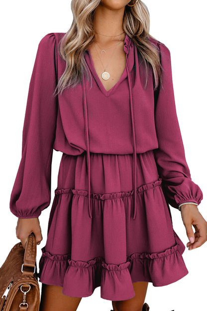 Mini vestido escalonado con volantes y manga larga con cuello en V