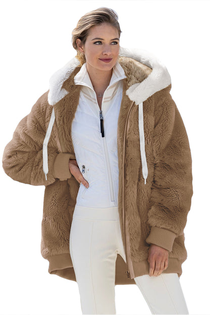 Abrigo caqui con capucha y cremallera de felpa