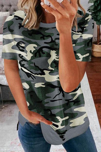 Camiseta con cuello redondo y abertura lateral de camuflaje