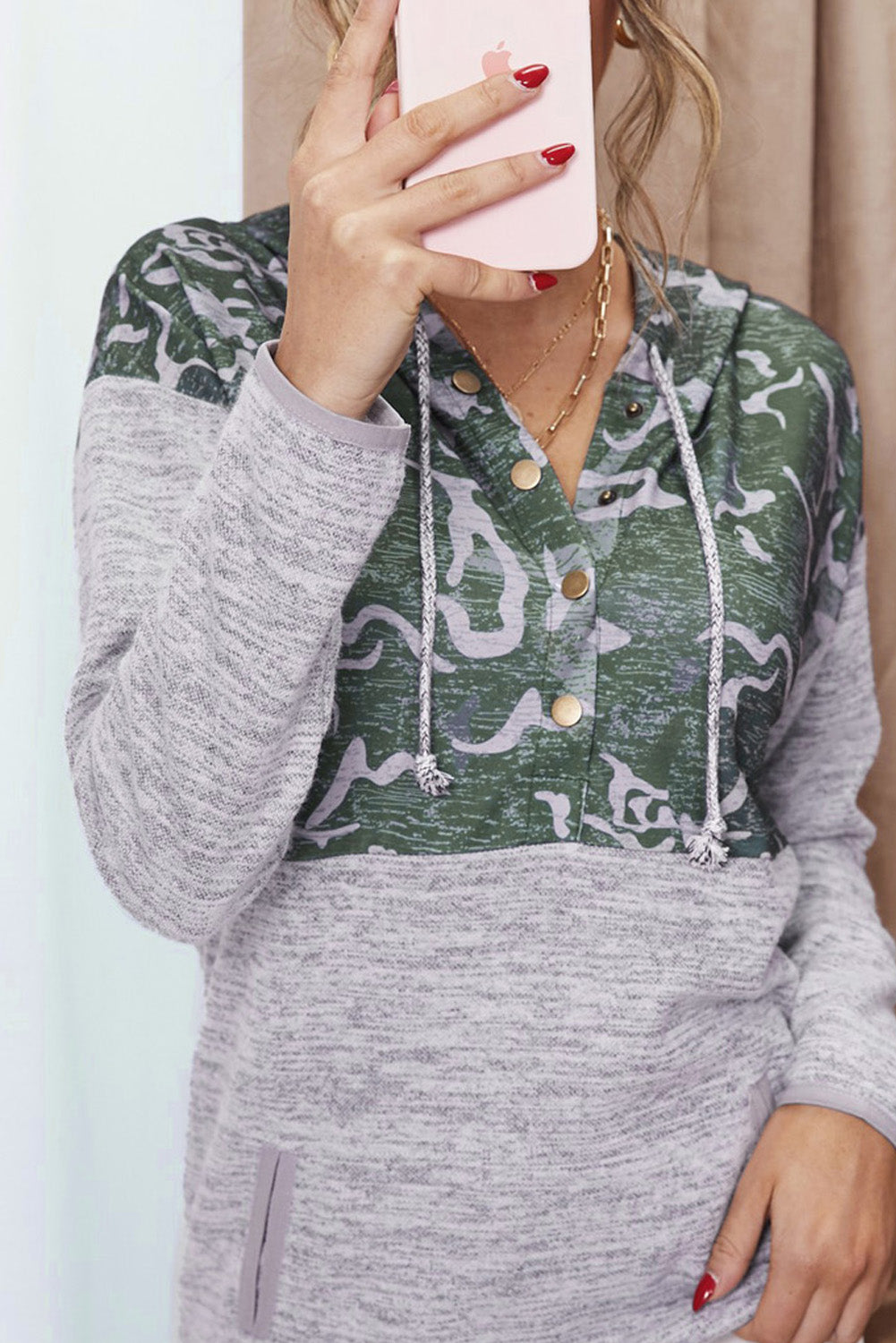 Sudadera con capucha y bolsillo con empalme a cuadros 