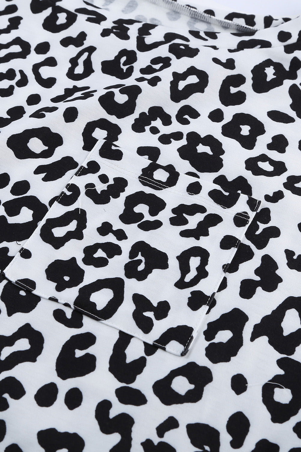 Camiseta con estampado de camuflaje y cuello redondo con bolsillo