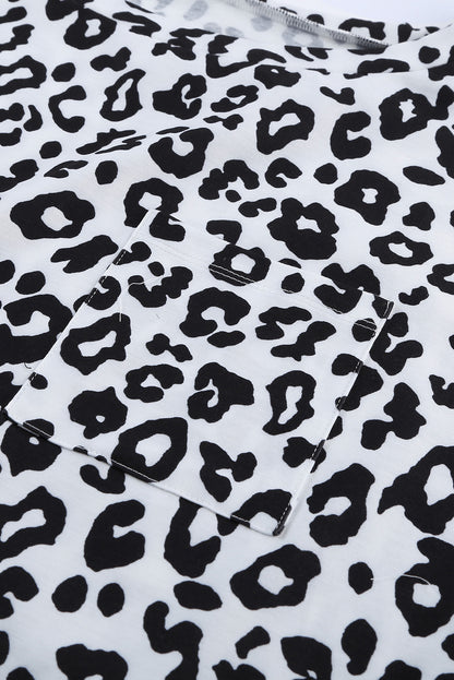 Camiseta con estampado de camuflaje y cuello redondo con bolsillo