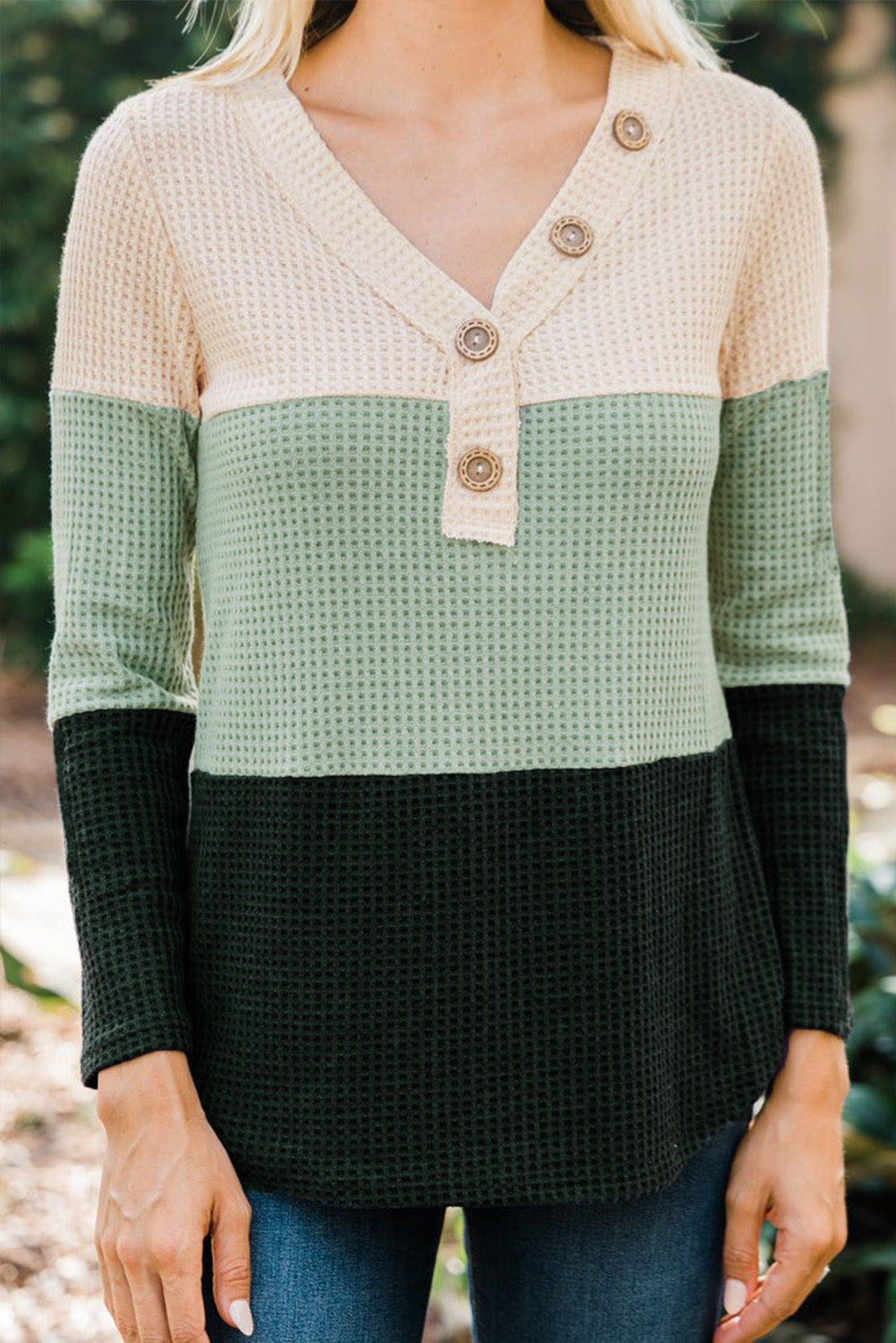 Pull en maille gaufrée à boutons et col en V